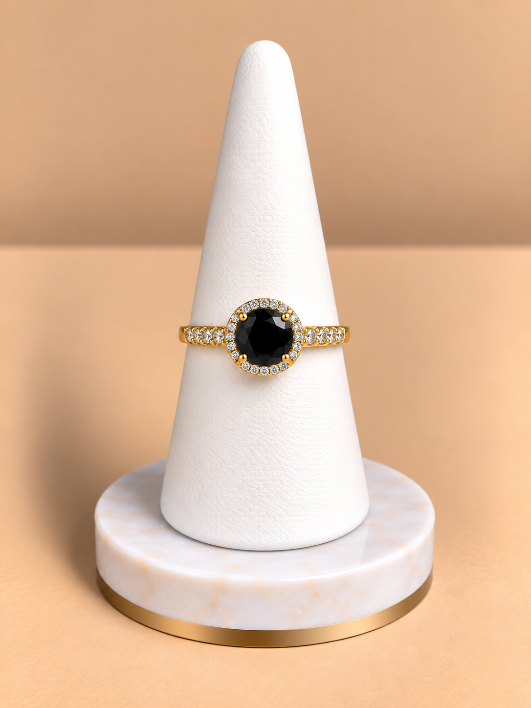 Anello con pietra nera e diamanti