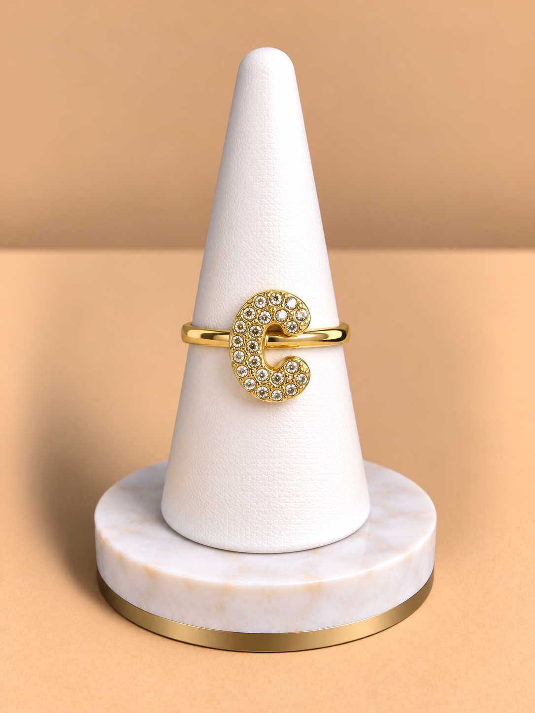Anello con Iniziale “C” in Oro Giallo e Diamanti