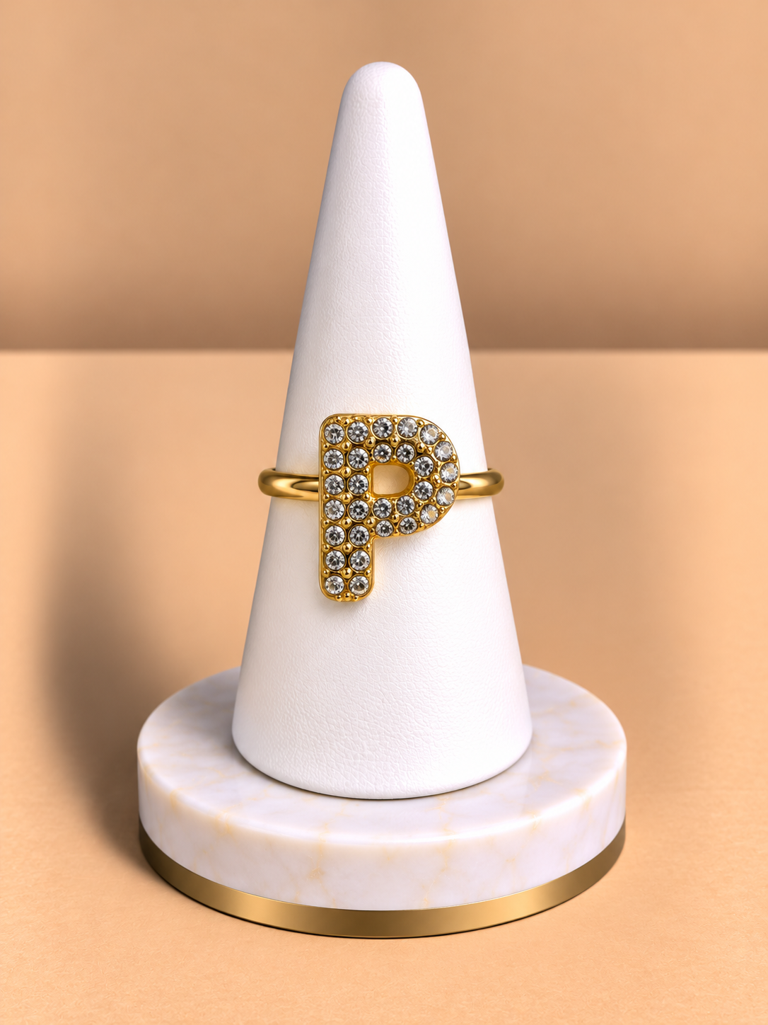 Anello con Iniziale “P” in Oro Giallo e Diamanti