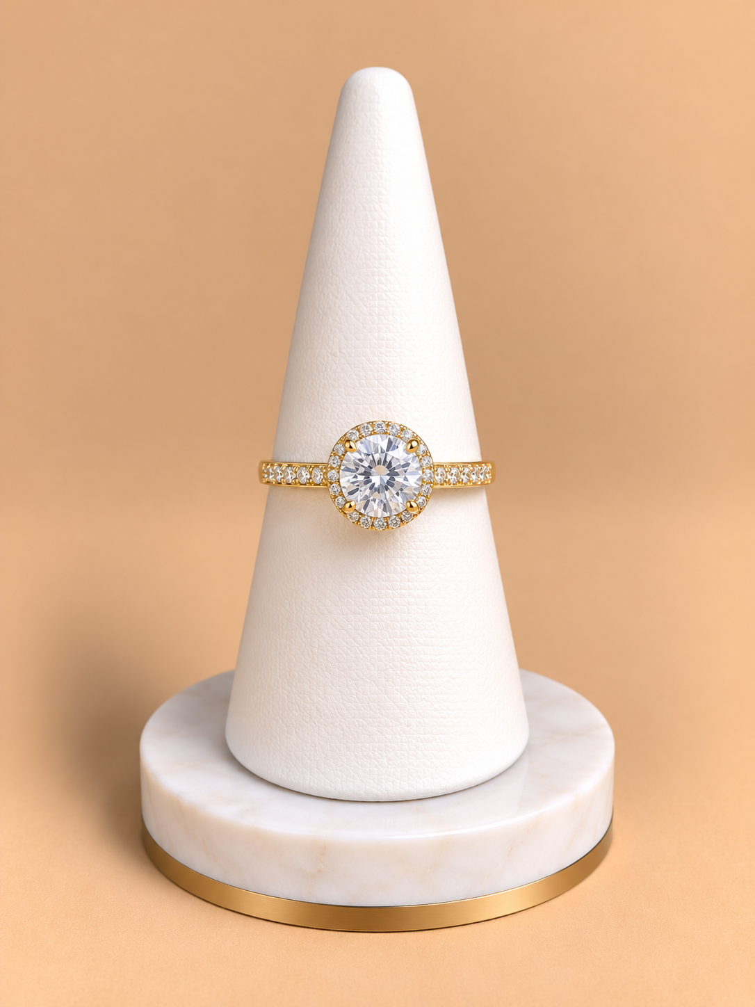 Anello con pietra bianca e diamanti