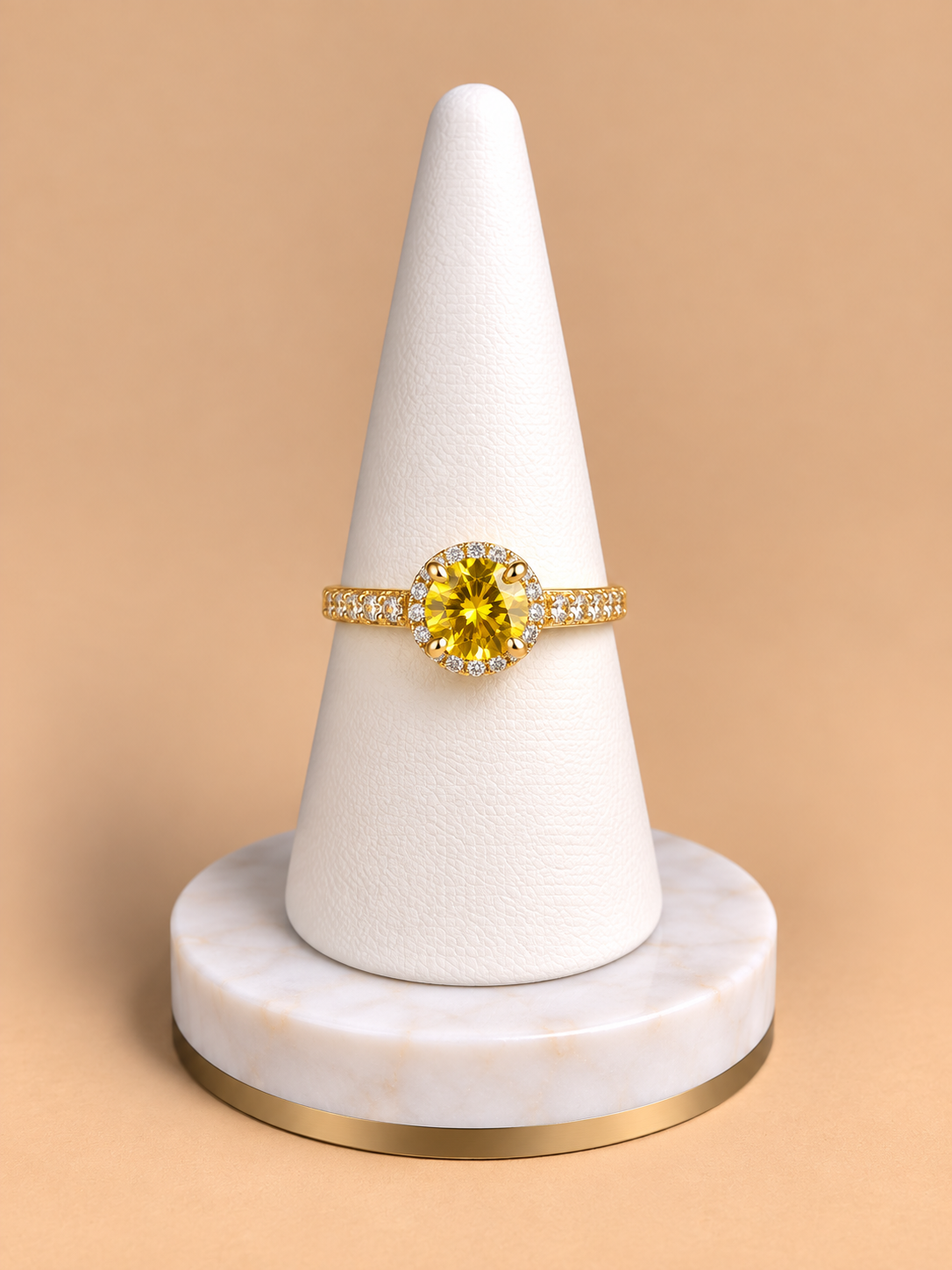 Anello con pietra gialla e diamanti