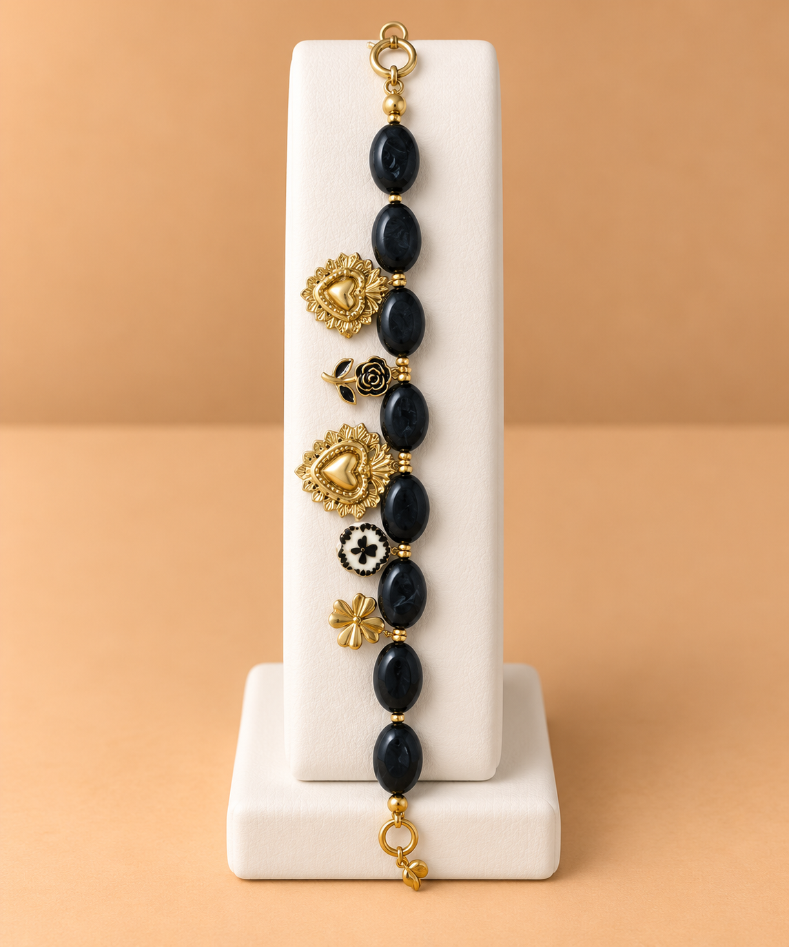 Bracciale nero con pietre e decorazioni dorate