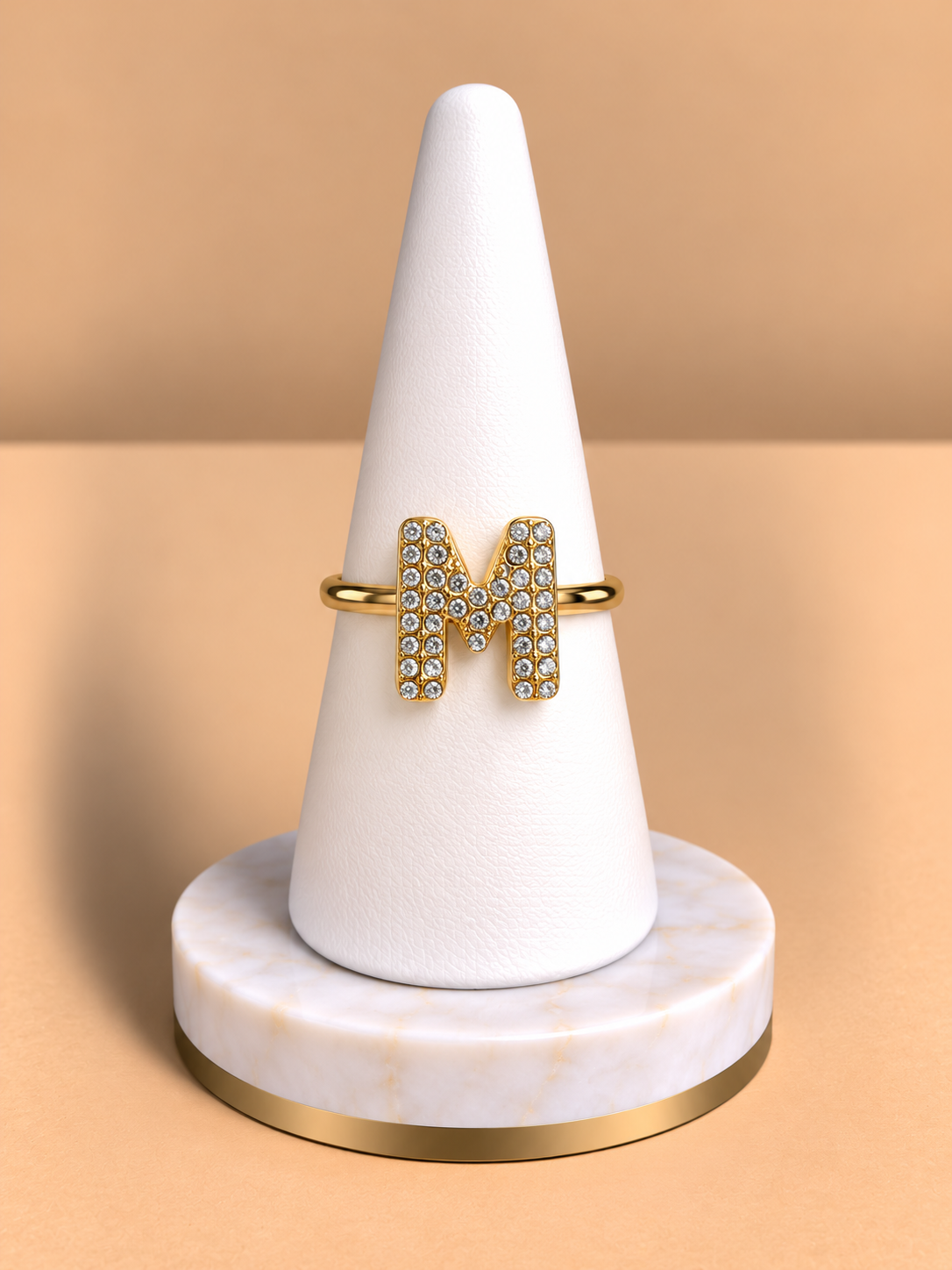Anello con Iniziale “M” in Oro Giallo e Diamanti