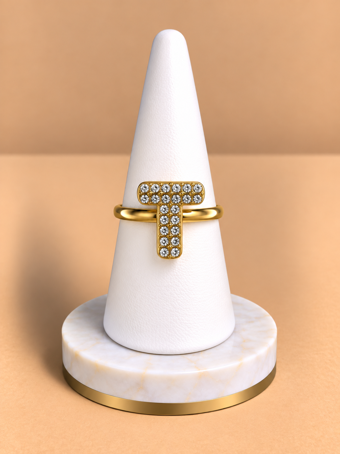 Anello con Iniziale “T” in Oro Giallo e Diamanti