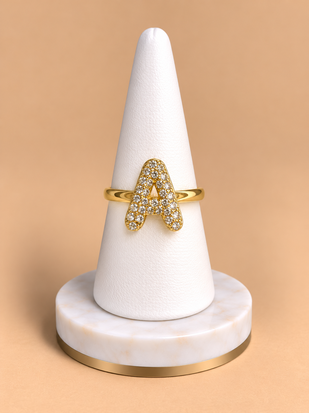 Anello con Iniziale “A” in Oro Giallo e Diamanti
